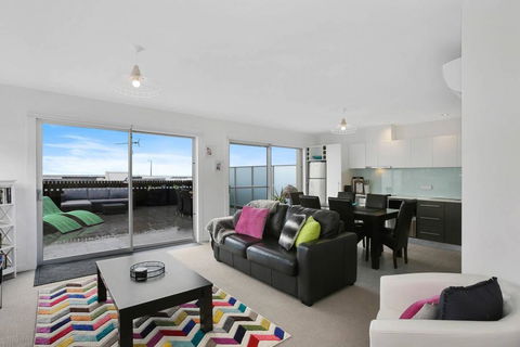 APOLLO 13 PENTHOUSE - Free Wifi & Huge Terrace! - Accommodation Whitsundays 0