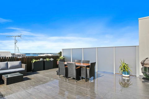 APOLLO 13 PENTHOUSE - Free Wifi & Huge Terrace! - Accommodation Whitsundays 3