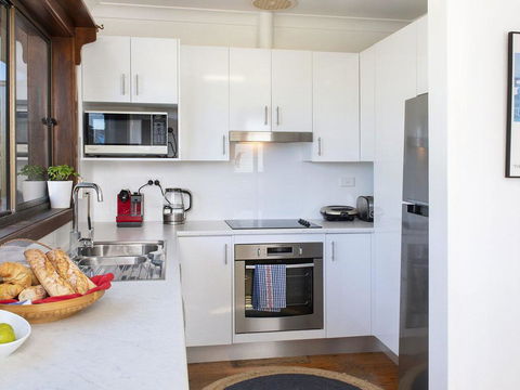 Araluen On Holden - Great Deck With Ocean Views - Accommodation Whitsundays 3