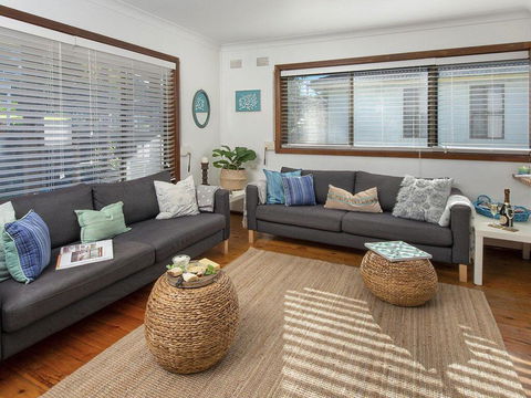Araluen On Holden - Great Deck With Ocean Views - Accommodation Whitsundays 1