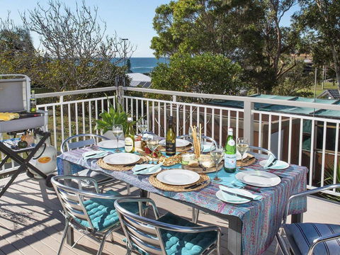 Araluen On Holden - Great Deck With Ocean Views - Accommodation Whitsundays 0