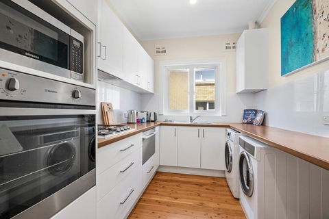 Art Deco Apartment Steps From Harbour And Beach - Accommodation Whitsundays 2
