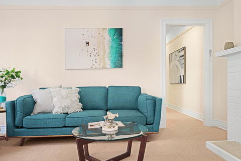 Art Deco Apartment Steps From Harbour And Beach - Accommodation Whitsundays 0