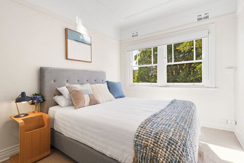 Art Deco Apartment Steps From Harbour And Beach - Accommodation Whitsundays 1