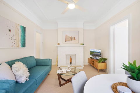 Art Deco Apartment Steps From Harbour And Beach - Accommodation Whitsundays 3