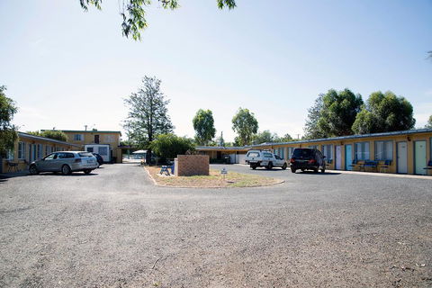 Artesian Motor Inn - Accommodation Whitsundays 1