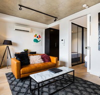 Artsy Apartment CBD City Views and Balcony - Accommodation Whitsundays