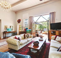 Arty Warehouse Apartment - stroll to South beach - Accommodation Whitsundays