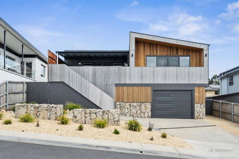 Magnificent Home, Water Views - Accommodation Whitsundays 0