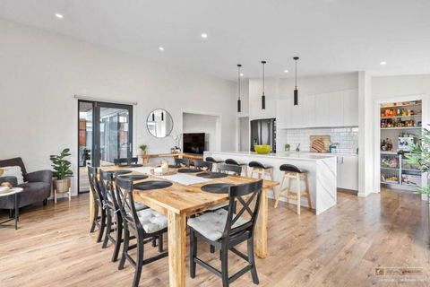 Magnificent Home, Water Views - Accommodation Whitsundays 1
