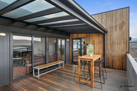 Magnificent Home, Water Views - Accommodation Whitsundays 2