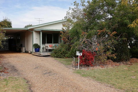 Mcrae Retro Beach House ! - Accommodation Whitsundays 3