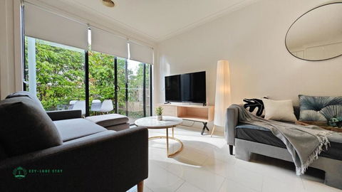 Modern 2-Bedroom Townhouse Near DFO & RMIT - Accommodation Whitsundays 0