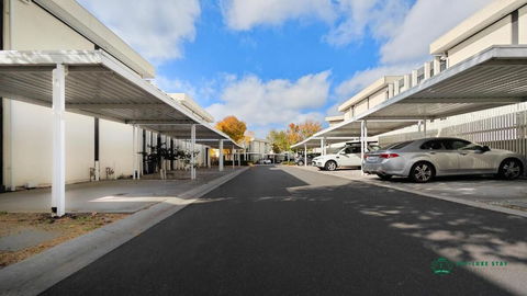Modern 2-Bedroom Townhouse Near DFO & RMIT - Accommodation Whitsundays 2