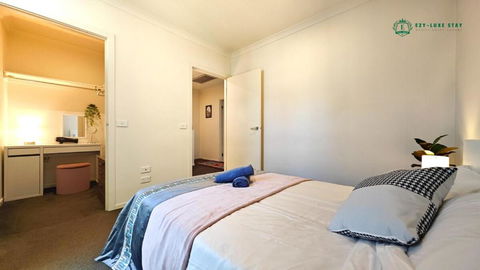 Modern 2-Bedroom Townhouse Near DFO & RMIT - Accommodation Whitsundays 3