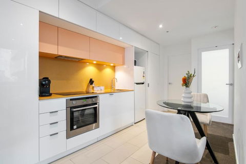 Modern 2BR Apt W City Views, Balcony & Wi-Fi - Accommodation Whitsundays 1