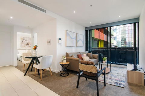 Modern 2BR Apt W City Views, Balcony & Wi-Fi - Accommodation Whitsundays 2