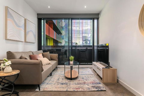 Modern 2BR Apt W City Views, Balcony & Wi-Fi - Accommodation Whitsundays 0