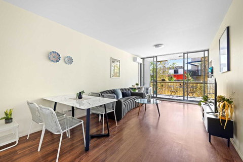 Modern Apt - Free Parking - Convenient Location - Accommodation Whitsundays 2