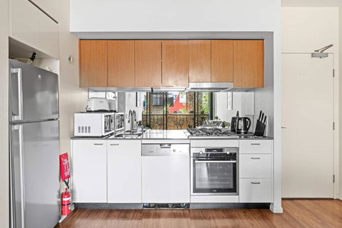 Modern Apt - Free Parking - Convenient Location - Accommodation Whitsundays 3