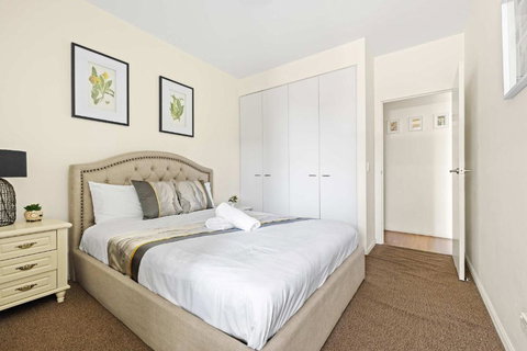 Modern Apt - Free Parking - Convenient Location - Accommodation Whitsundays 1