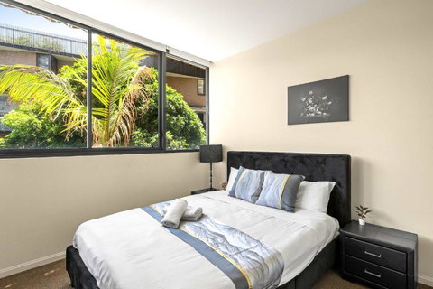 Modern Apt - Free Parking - Convenient Location - Accommodation Whitsundays 0