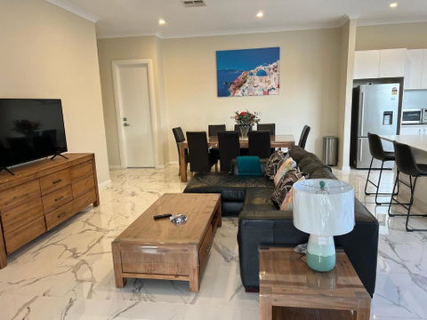 Modern House Between Airport And Sea - Accommodation Whitsundays 1