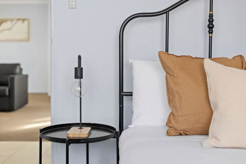 Modern Private Double Room - Central Spot At Liverpool - Shared Bathroom - Accommodation Whitsundays 3