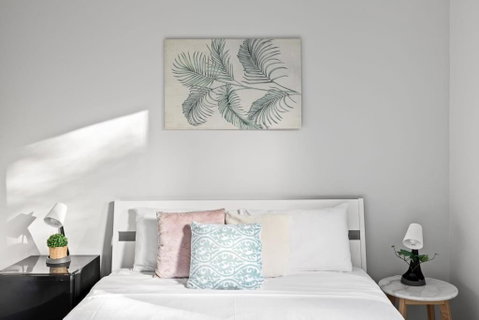 Modern Private Double Room - Centrally Located - Shared Bathroom - Accommodation Whitsundays 2
