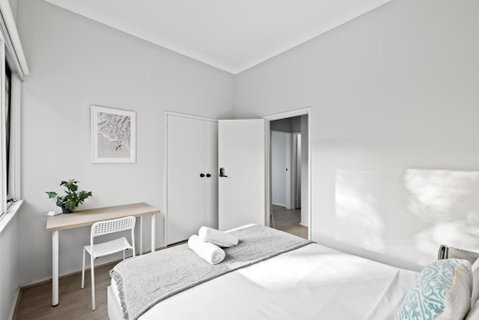 Modern Private Double Room - Centrally Located - Shared Bathroom - Accommodation Whitsundays 3