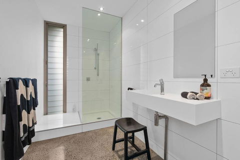 Modern Studio With Sweeping Views - Accommodation Whitsundays 1