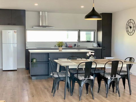 Modern Villa With Water View - Accommodation Whitsundays 1