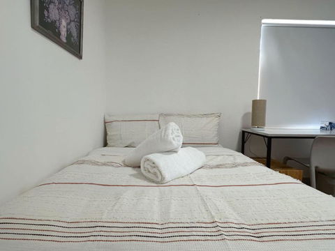 Montrose Double Bed Room Close To City - Accommodation Whitsundays 3