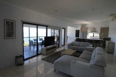 Moreton Magnificent Views - Accommodation Whitsundays 3