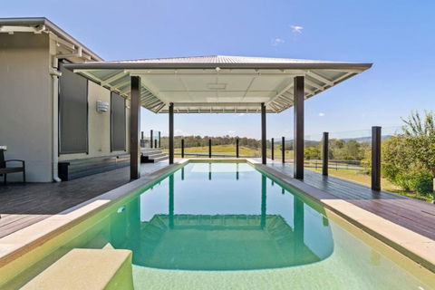 Mountain Majesty With Poolside Relaxing Getaway - Accommodation Whitsundays 0