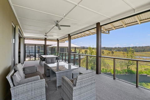 Mountain Majesty With Poolside Relaxing Getaway - Accommodation Whitsundays 1