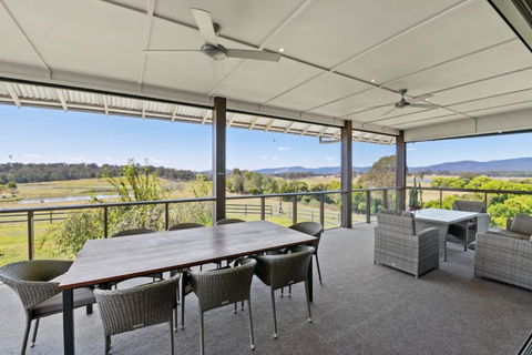 Mountain Majesty With Poolside Relaxing Getaway - Accommodation Whitsundays 2