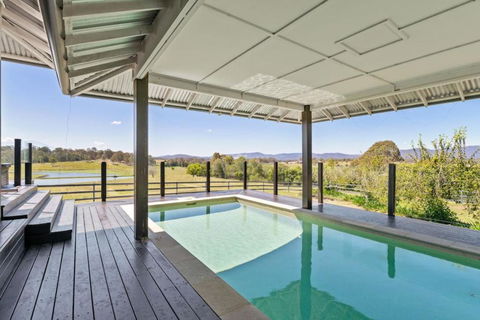 Mountain Majesty With Poolside Relaxing Getaway - Accommodation Whitsundays 3