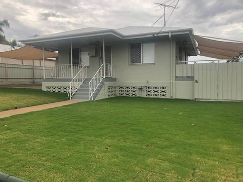 Mt Isa - Emerald Gem 3 Bedroom Home QUIET AREA - Accommodation Whitsundays 0