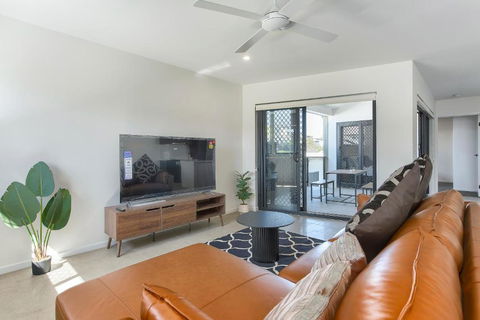 Newly Spacious Top Floor Good View Apartment - Accommodation Whitsundays 1