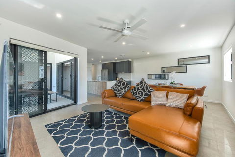 Newly Spacious Top Floor Good View Apartment - Accommodation Whitsundays 0