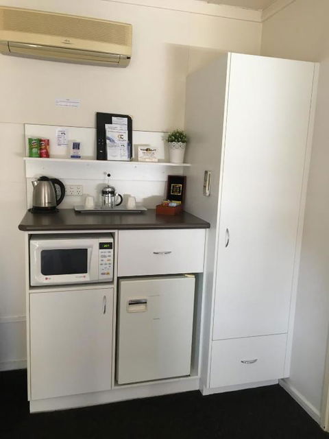 Nicholas Royal Motel - No Pets Allowed - Accommodation Whitsundays 2