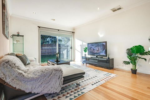 Nunawading Beautiful 3br Housedeckingcourtyard - Accommodation Whitsundays 0