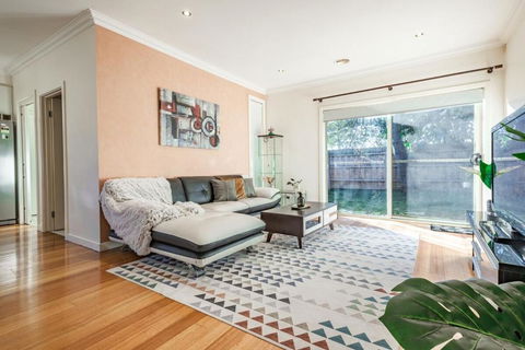 Nunawading Beautiful 3br Housedeckingcourtyard - Accommodation Whitsundays 2