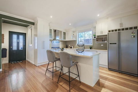 Nunawading Beautiful 3br Housedeckingcourtyard - Accommodation Whitsundays 3