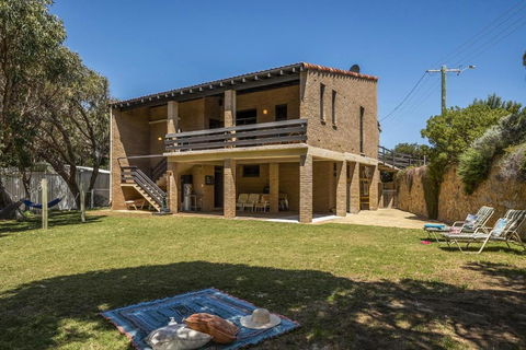 Ocean Close - Spacious Beach House - Accommodation Whitsundays 0