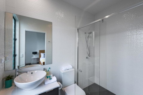 Oxford Steps - Executive 2BR Bulimba Apartment Across From The Park On Oxford St - Accommodation Whitsundays 2