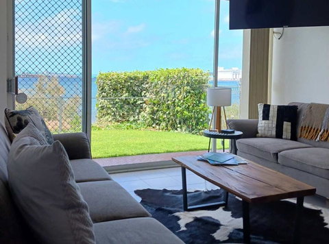 ON THE WATERS EDGE - Accommodation Whitsundays 2