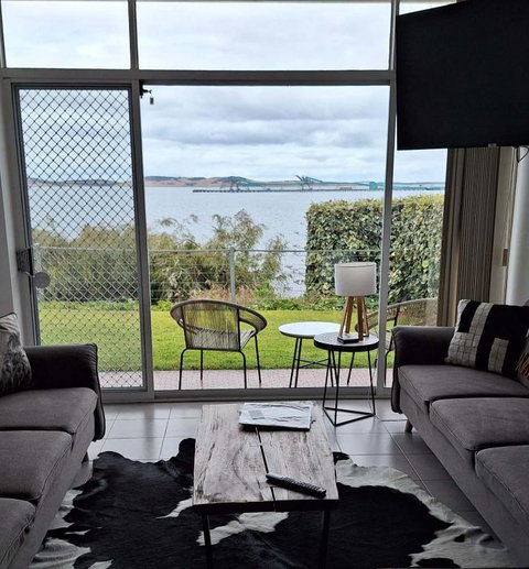 ON THE WATERS EDGE - Accommodation Whitsundays 0