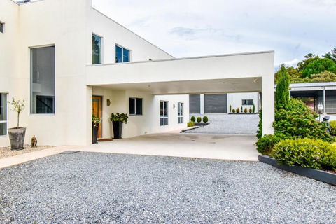 Paradise Point - Entire Home In Clarence Point, Tasmania Australia, 10 Guests 7 Bedrooms 7 Beds 3 Baths - Accommodation Whitsundays 0